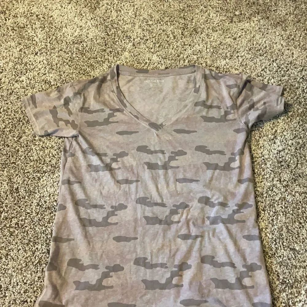 American Eagle v neck shirt